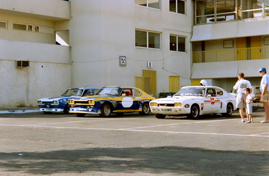 Mitglieder vom damaligen einheimischen Motorsport Club mit ihren renntauglichen Capri's
Members of the local motorsport club at the time with their race-ready Capri's
Les membres de l'ancien Motorsport Club local avec leurs Capri de course